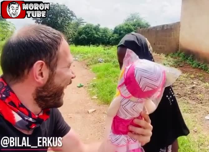 Video :This young child has a great surprise when she opens her eyes!